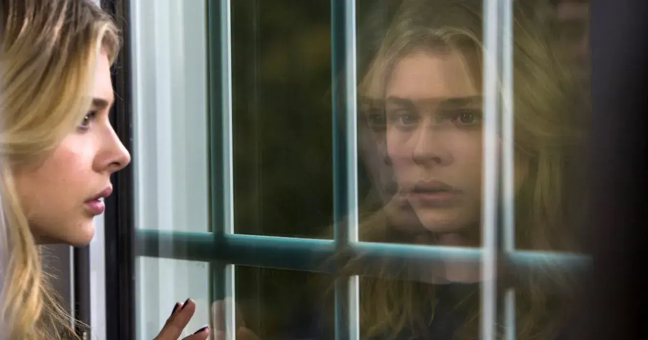 Chloë Grace Moretz w filmach, zamyślona, patrzy przez okno.