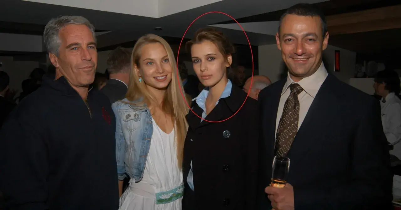 Adrianna Mucinska Ross w towarzystwie mężczyzn na przyjęciu.