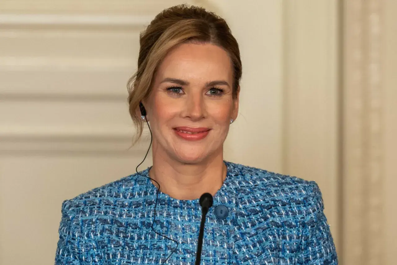 Uśmiechnięta Mariana Idzkowska, której wiek dodaje jej uroku, w eleganckim niebieskim żakiecie.