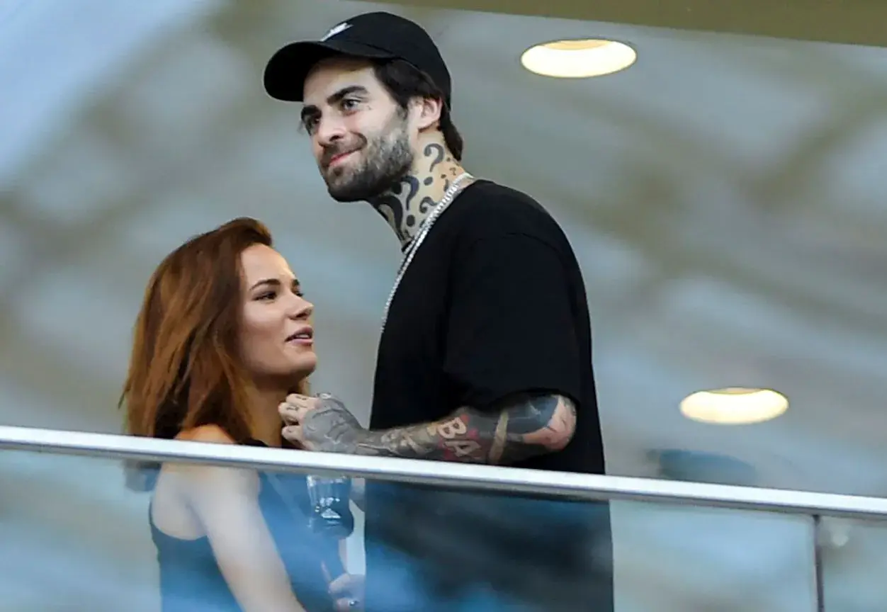 Natalia Szroeder i Quebo w czułym uścisku, patrzą na siebie z miłością.
