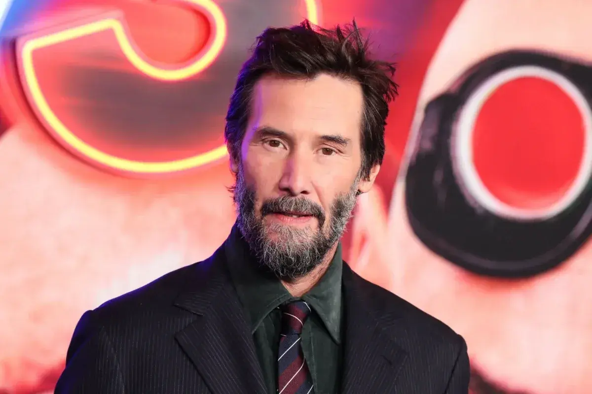 Keanu Reeves, gotowy na kolejne wyzwania w stylu John Wick 5, z neonowym tłem.