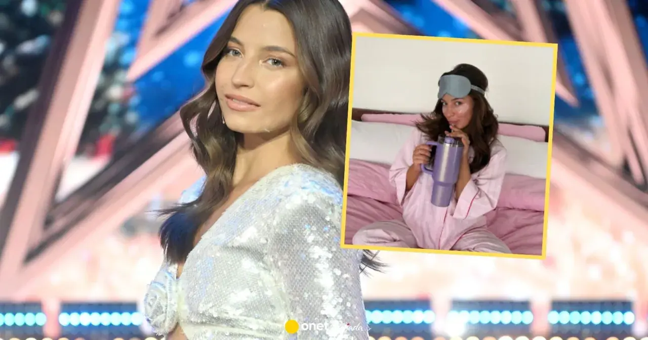 Julia Wieniawa w piżamie i opasce na oczy, popijająca napój z kubka. Przygotowania do nocowanki.