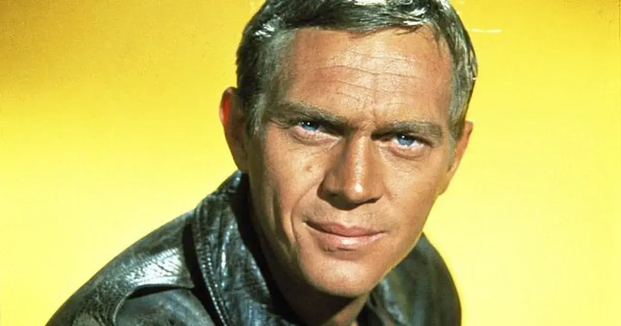Steve McQueen w skórzanej kurtce, ikona kina. Jego spojrzenie przypomina o niezapomnianych rolach w jego filmach.