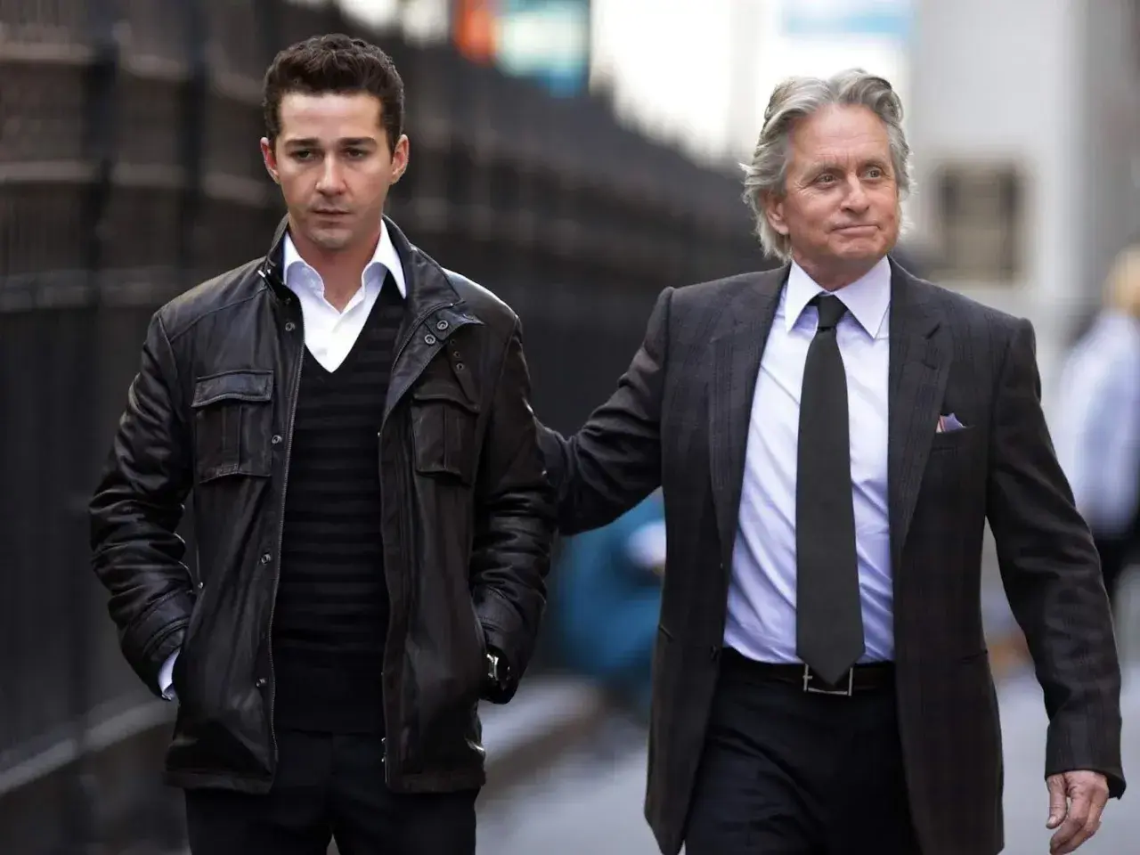 Michael Douglas w filmach, tu z Shia LaBeoufem, spacerują ulicą.