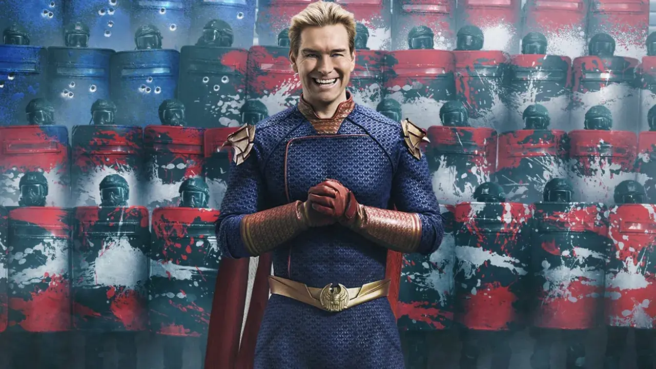 Homelander z "The Boys" sezon 5, uśmiechnięty na tle tarcz z wizerunkiem amerykańskiej flagi i śladami kul.
