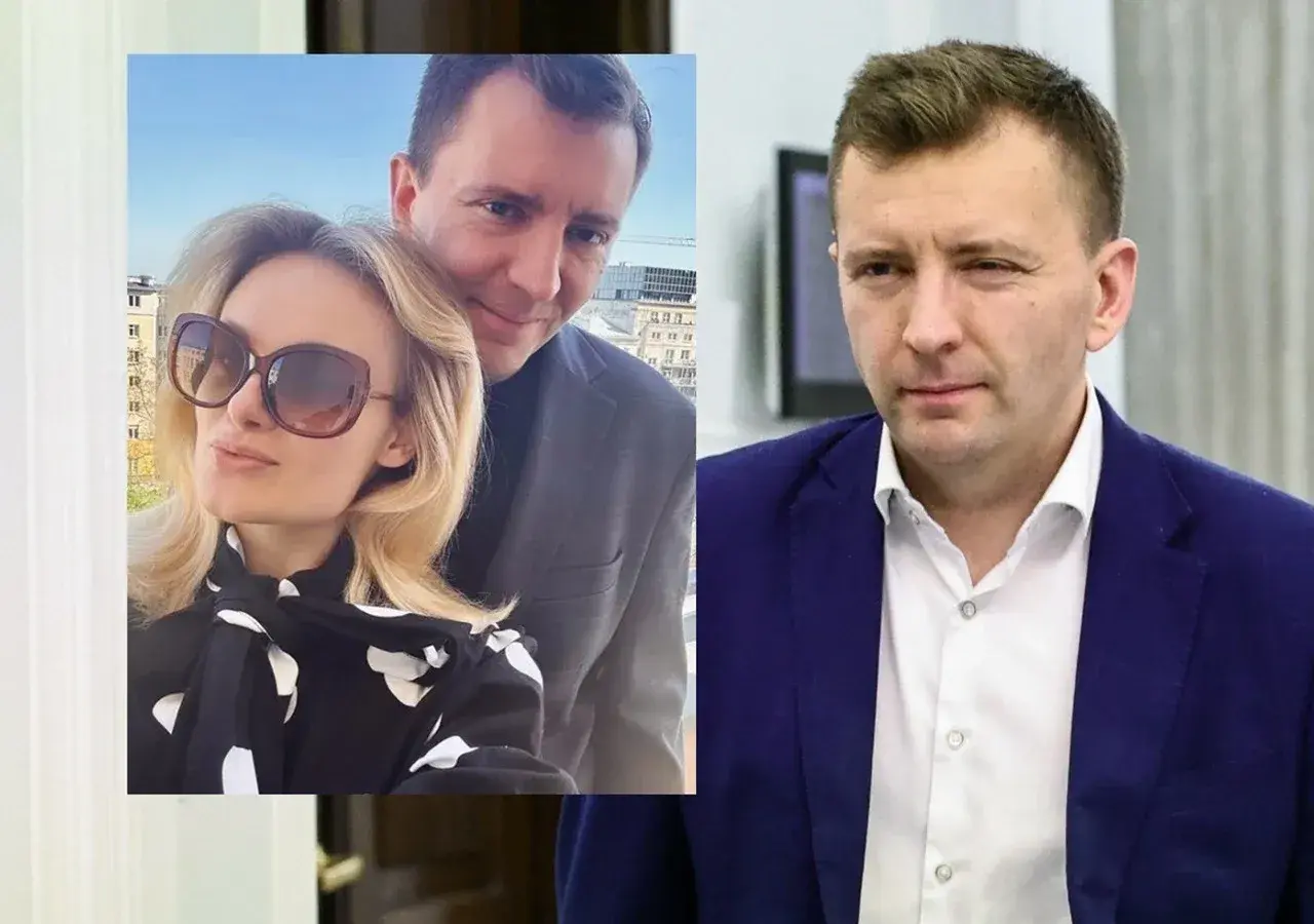 Łukasz Grabarczyk z żoną, uśmiechnięci na tle miasta. Obok polityk w granatowej marynarce.