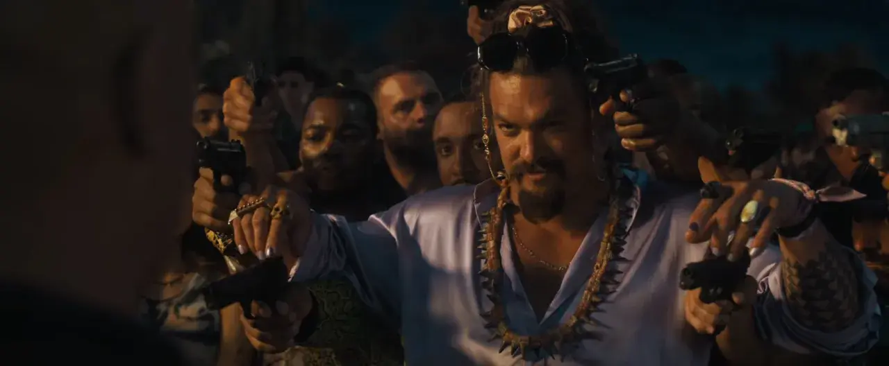 Jason Momoa z pistoletami w tłumie, jako nowy złoczyńca w obsadzie Szybcy i wściekli 10.