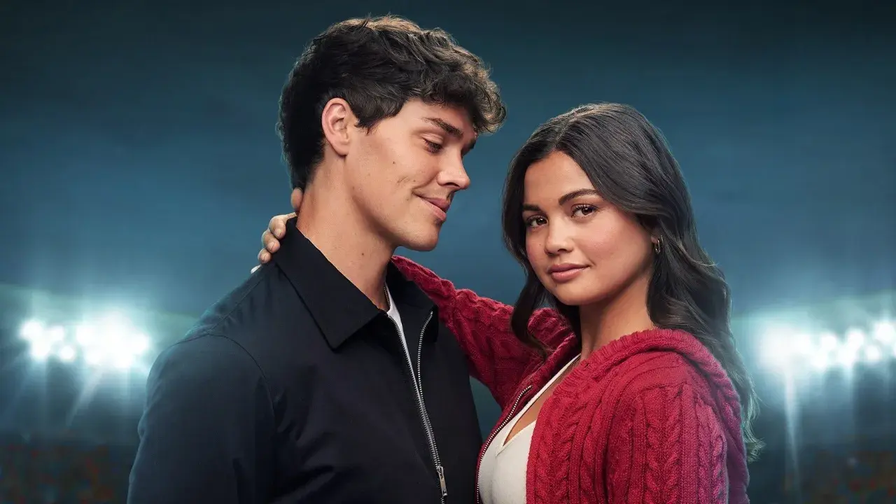 Dziewczyna bad boya, Noah Beck, patrzy z uwielbieniem na Noah Centineo, który obejmuje ją ramieniem.