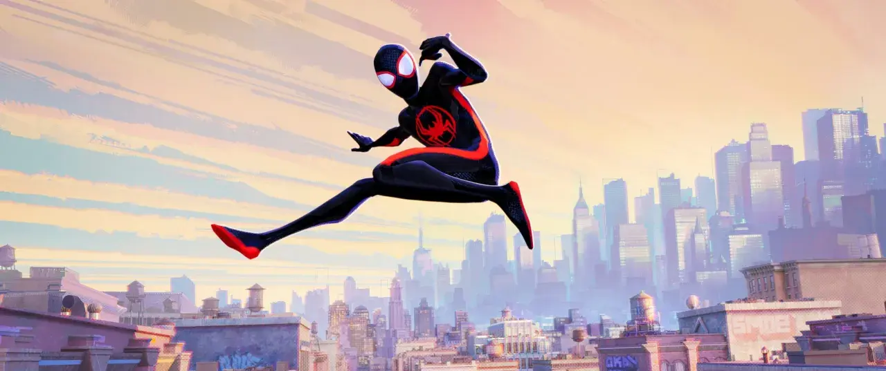 Miles Morales w stroju Spider-Mana skacze nad miastem, przygotowując się do podróży przez multiwersum.