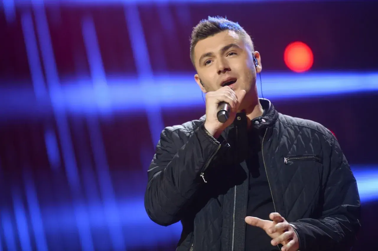 Kamil Bednarek śpiewa na scenie, myśląc o swojej żonie.