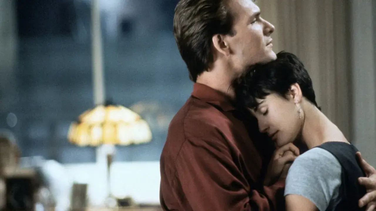 Tony Goldwyn w filmach i serialach. Para w czułym uścisku, w tle lampa.
