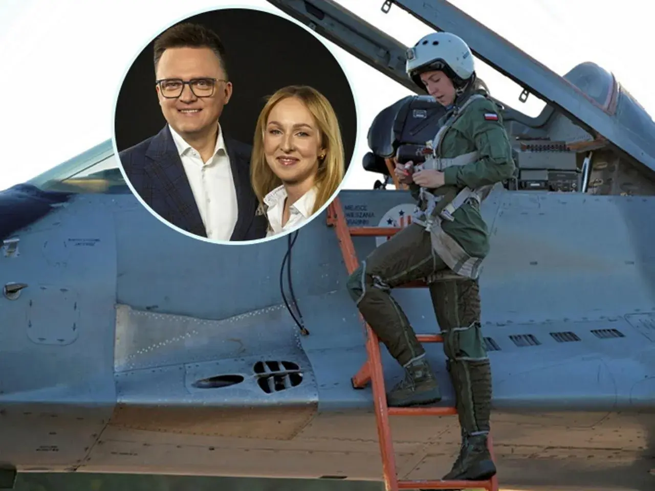 Szymon Hołownia i Urszula Brzezińska-Hołownia na tle myśliwca. Pilotka w kombinezonie i kasku wchodzi po drabinie do kokpitu.