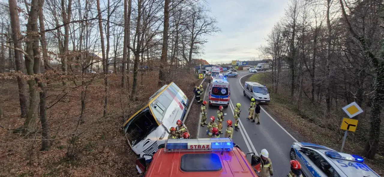 Wypadek z udziałem autobusu, karetki i policji. Strażacy zabezpieczają miejsce zdarzenia. Krótka przerwa w podróży, jakby Krzysztof Krawczyk miał wypadek.