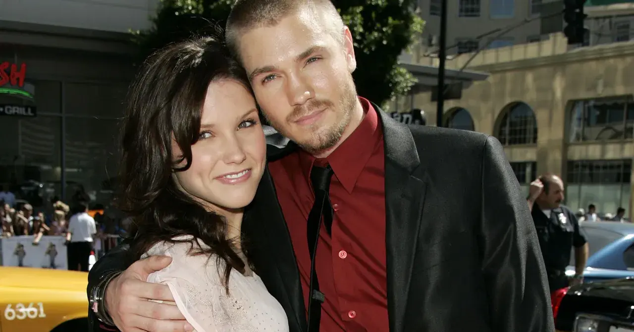 Chad Michael Murray obejmuje uśmiechniętą kobietę na czerwonym dywanie.