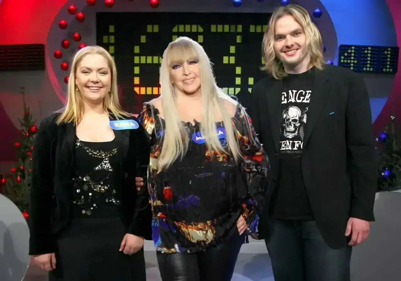 Maryla Rodowicz z dziećmi, Katarzyną i Jędrzejem, na planie programu telewizyjnego.
