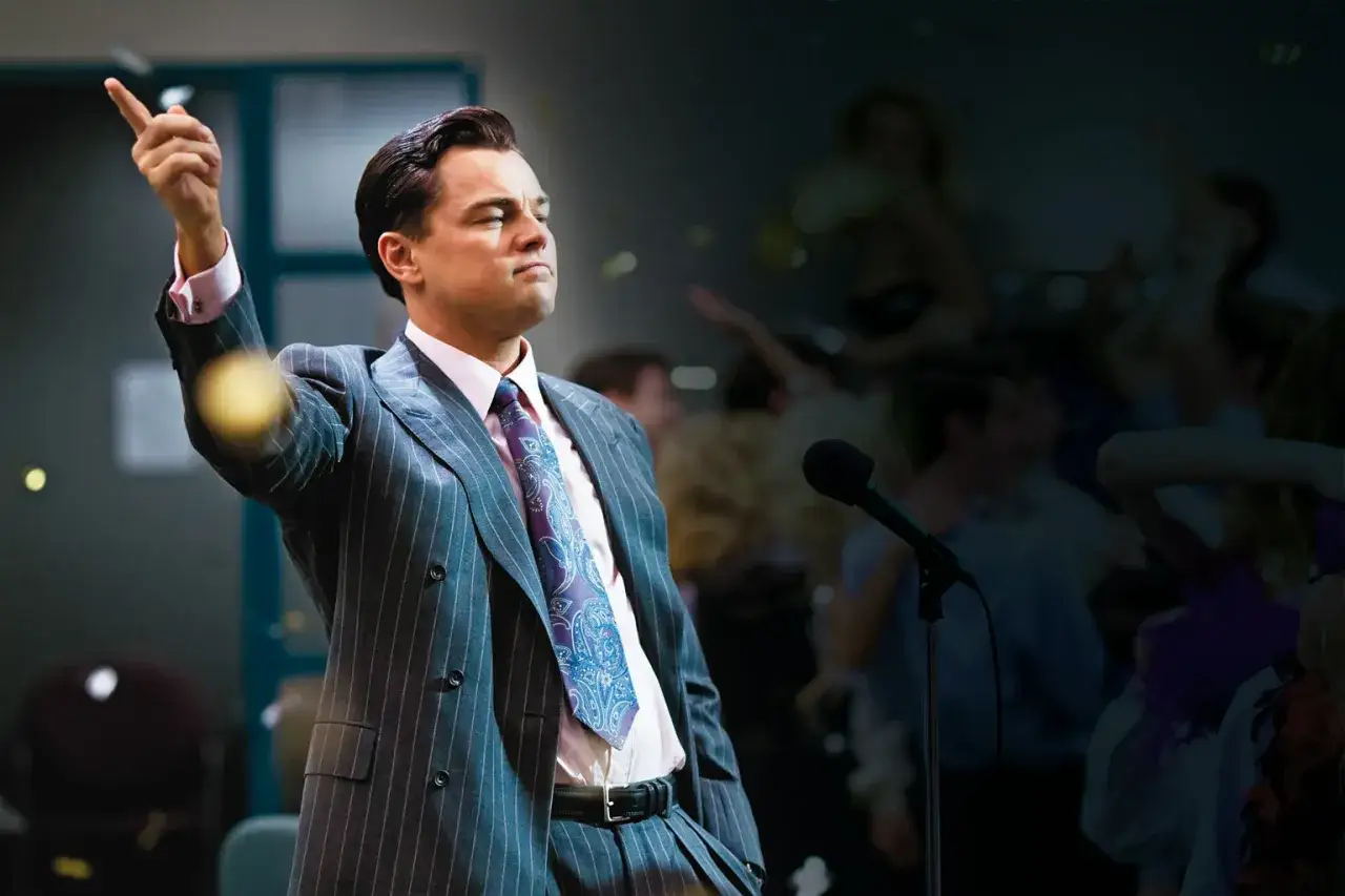 Jordan Belfort, znany jako wilk z Wall Street, przemawia do tłumu w ekstazie.