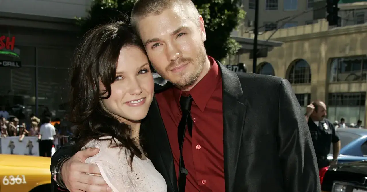 Chad Michael Murray obejmuje uśmiechniętą kobietę.