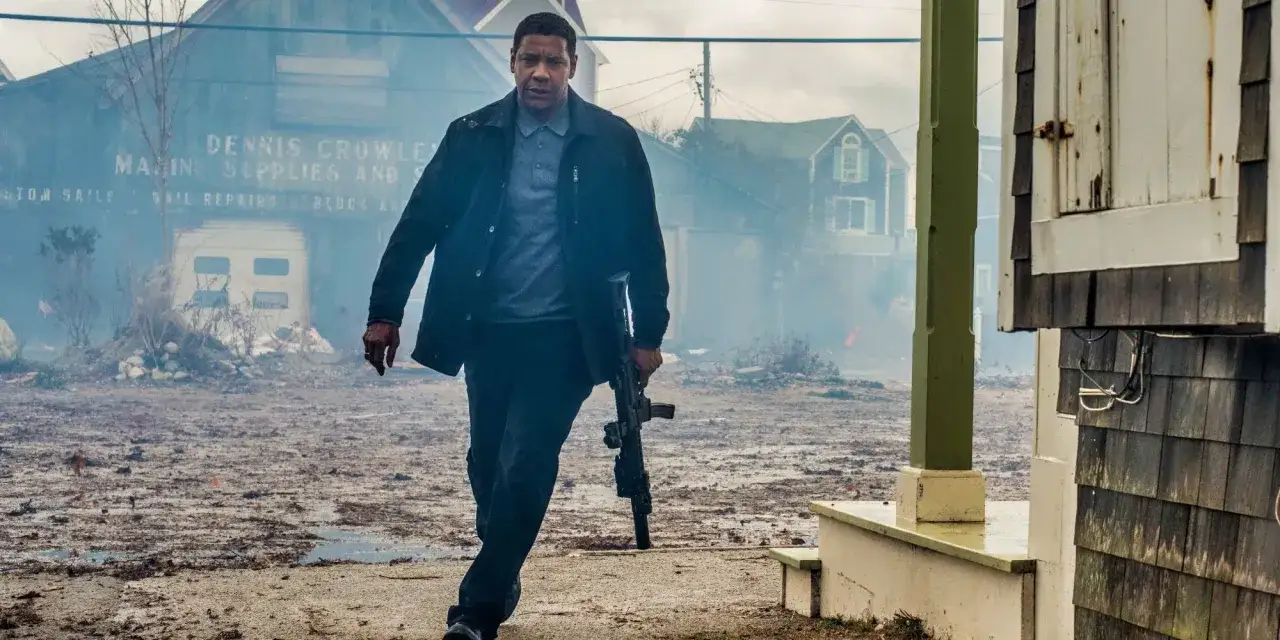 Denzel Washington z karabinem w ręku, w dymie, jak w najlepszych filmach z jego udziałem.