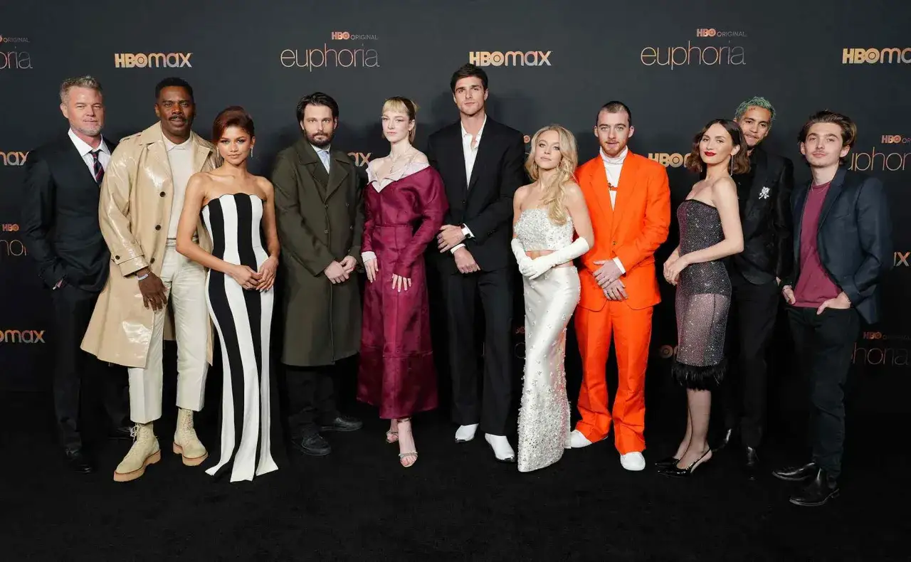Obsada serialu Euforia, w tym Zendaya, Jacob Elordi i Sydney Sweeney, pozuje na premierze 3. sezonu.