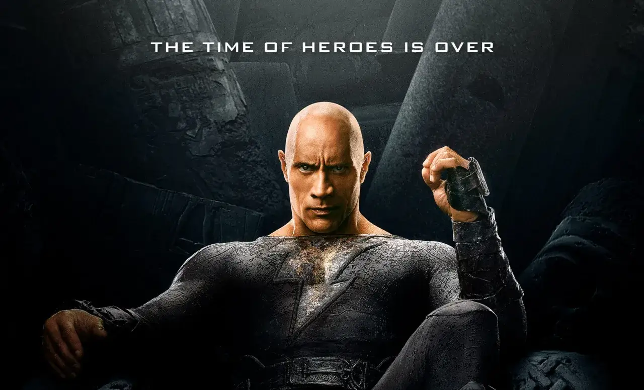 Dwayne Johnson jako Czarny Adam w filmie, z groźnym spojrzeniem i napisem