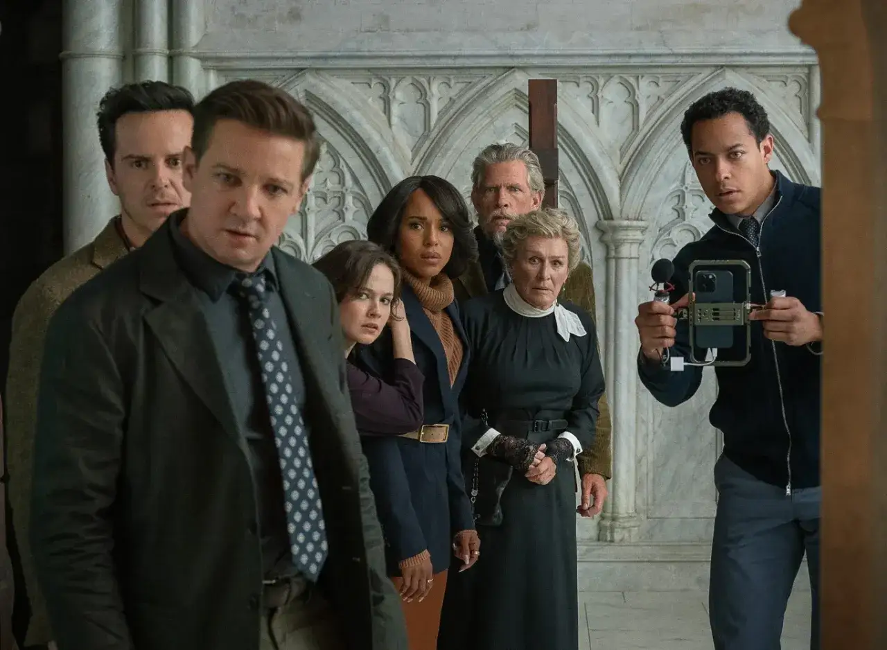 Grupa ludzi w napięciu, jakby w sytuacji na noże 3. W centrum Jeremy Renner, obok Kerry Washington i Glenn Close.