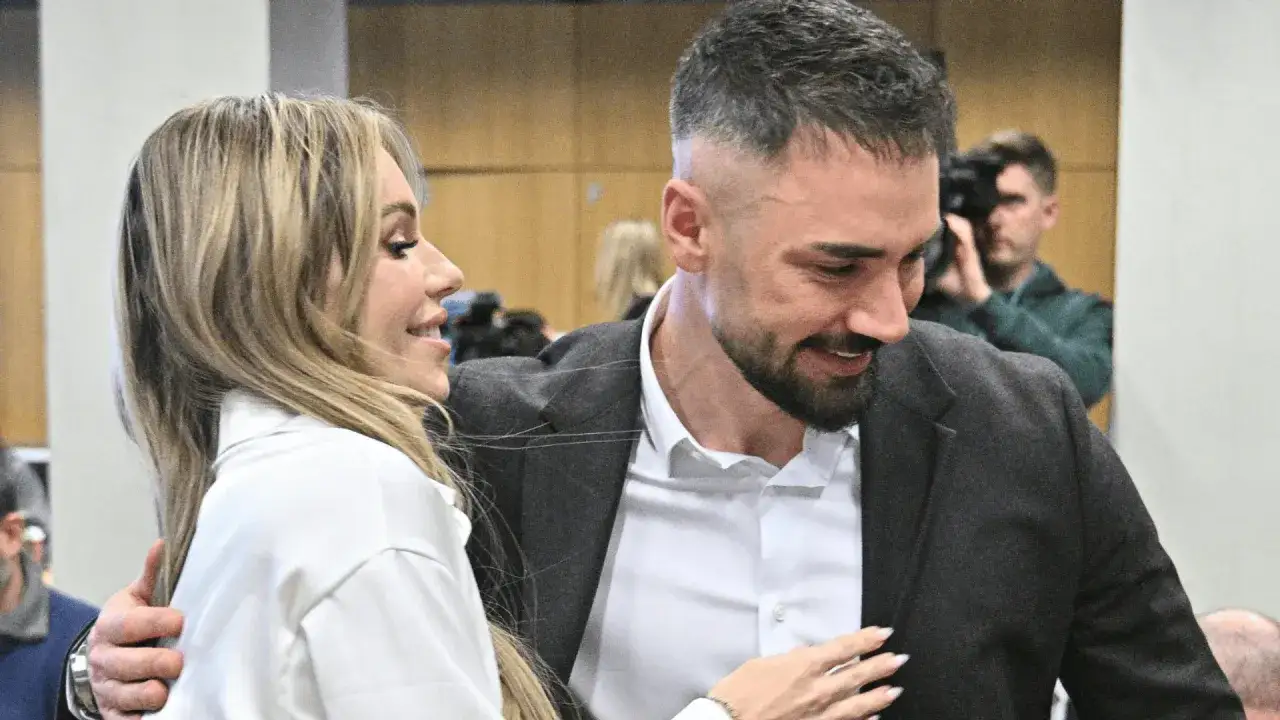 Łukasz Litewka z żoną i dziećmi w radosnym uścisku.