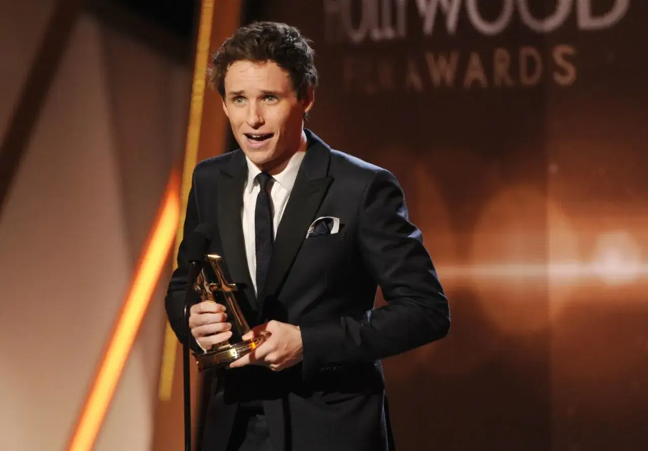 Eddie Redmayne odbiera nagrodę na gali Hollywood Film Awards. Jego filmy często poruszają ważne tematy.