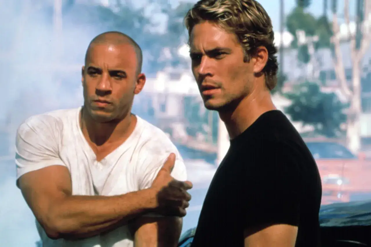 Paul Walker i Vin Diesel w scenie z jednego z kultowych paul walker filmów.