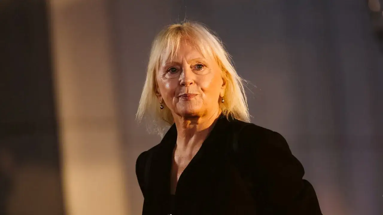Dorota Pomykała, z mężem i dziećmi, w czarnym stroju, z blond włosami.