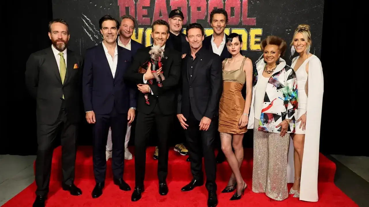 Gwiazdy filmu Deadpool & Wolverine: obsada w komplecie na czerwonym dywanie. Ryan Reynolds z pieskiem, Hugh Jackman i reszta ekipy.