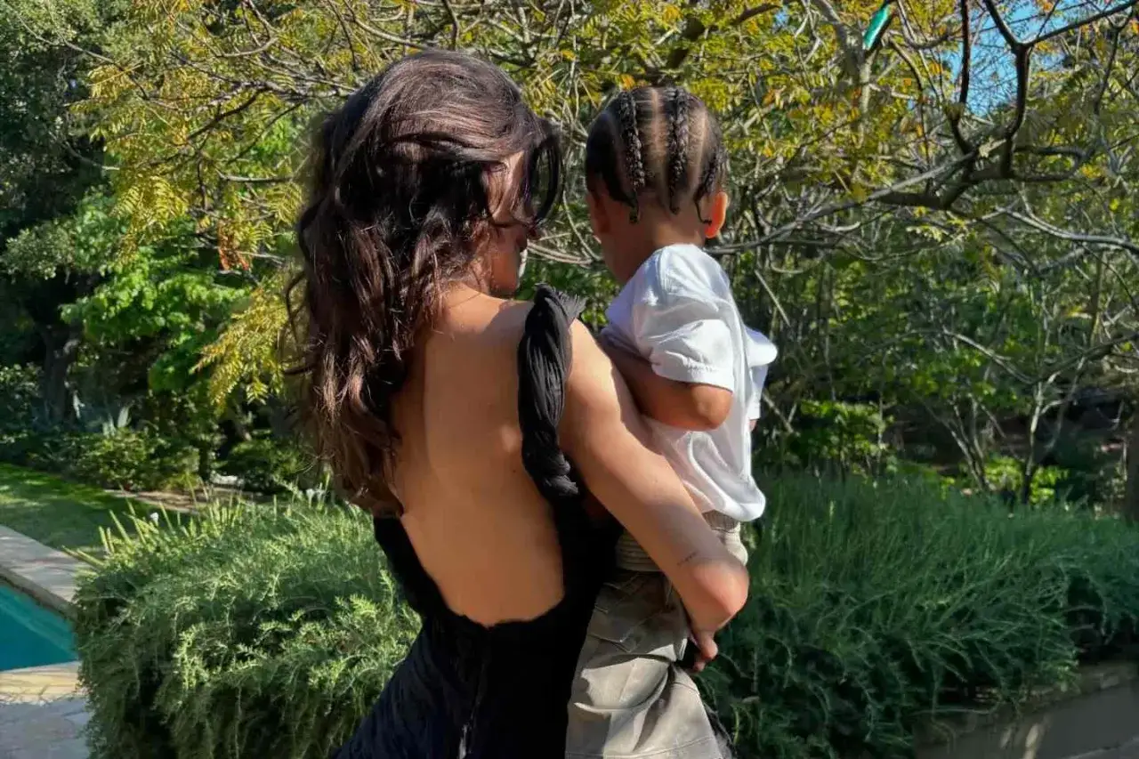 Kylie Jenner trzyma swoje dzieci w ramionach, ciesząc się słońcem i zielenią.
