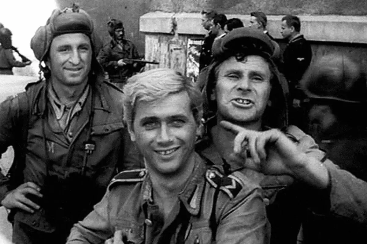 Czterej pancerni i pies: Janek, Gustaw, Olgierd i Szarik w akcji. Uśmiechnięci żołnierze gotowi do walki.