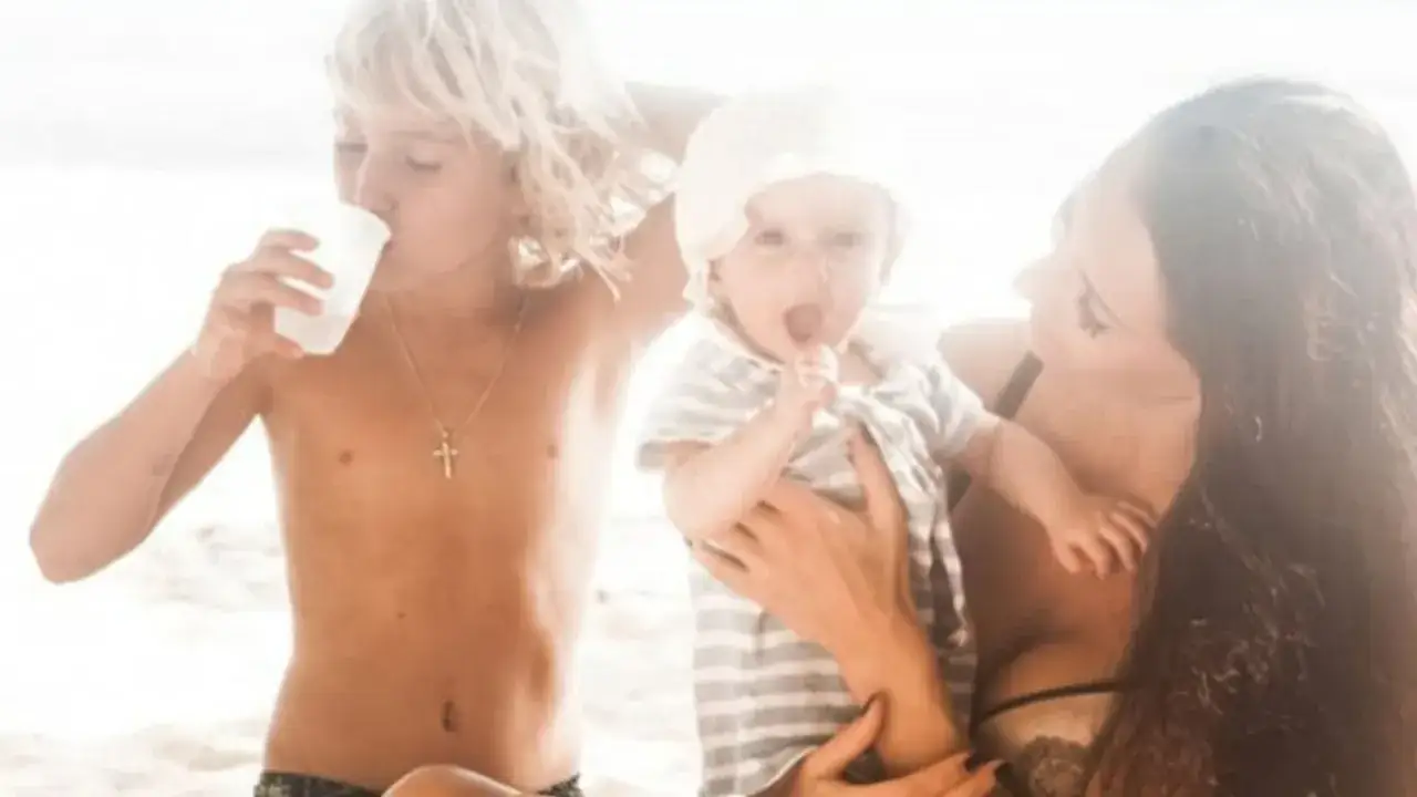 Justyna Steczkowska ma dwójkę dzieci. Na zdjęciu widzimy ją z synem i córką na plaży.