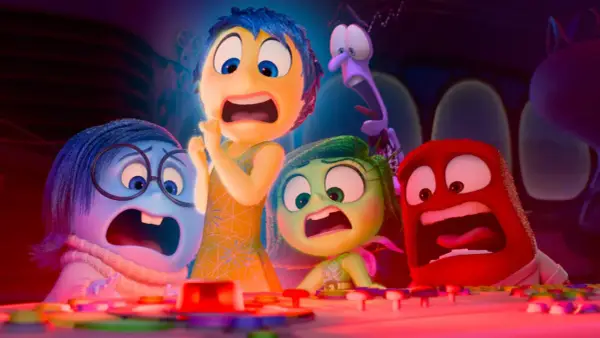 Emocje z "Inside Out 2" w szoku! Radość, Smutek, Wstręt, Złość i Strach patrzą na coś przerażającego.